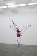 Water Phantom 3, 2006, String Bikinis, Sand, Flußsteine, Kohle, Wasserflasche
Maße variabel, Disconnected, Kerstin Engholm Galerie.