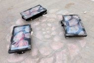 Manuel Gorkiewicz, o.T., 2015, videos, monitors, powder, approx. 200cm x 200cm x 10cm, Kerstin Engholm Gallery, Vienna